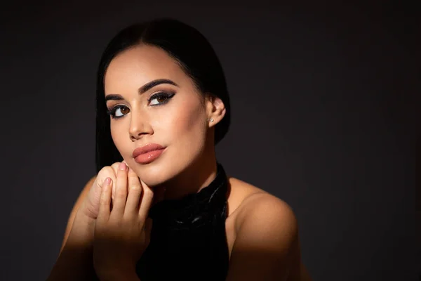 Estudio Portait Una Mujer Joven Belleza Morena Maquillaje Profesional — Foto de Stock