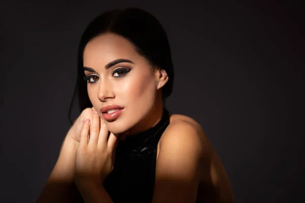 Estudio Portait Una Mujer Joven Belleza Morena Maquillaje Profesional — Foto de Stock