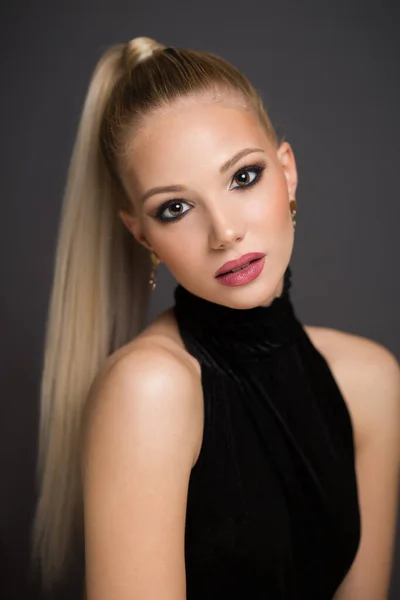 Portrait Studio Beau Jeune Mannequin Blond Maquillage Porfessionnel — Photo