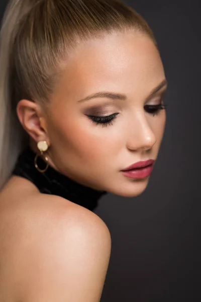 Studio Portret Pięknej Młodej Blondynki Model Porfessional Makijażu — Zdjęcie stockowe