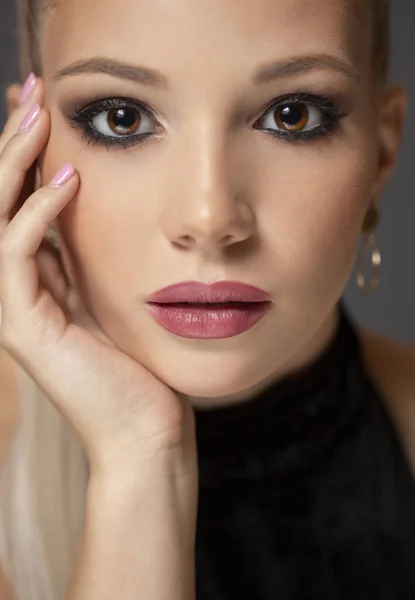 Retrato Estúdio Uma Bela Jovem Modelo Loira Maquiagem Porfessional — Fotografia de Stock