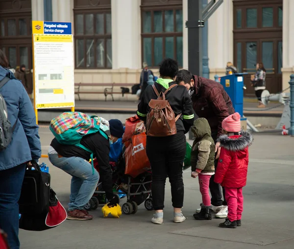 Budapest Hongarije Maart 2022 Oekraïne Oorlogsvluchtelingen Aankomen Het Station Begroet — Stockfoto