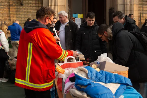 Vluchtelingen Uit Oekraïne Oorlog Aankomen Boedapest Ontvangen Hulp Voedsel Voorraden — Stockfoto