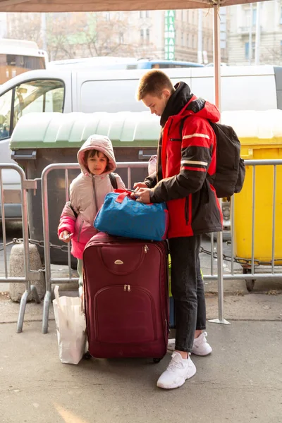 Vluchtelingen Uit Oekraïne Oorlog Aankomen Boedapest Ontvangen Hulp Voedsel Voorraden — Stockfoto