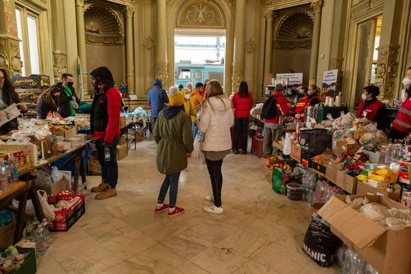 Vluchtelingen Uit Oekraïne Oorlog Aankomen Boedapest Ontvangen Hulp Voedsel Voorraden — Stockfoto