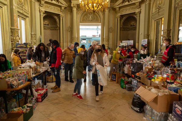 Vluchtelingen Uit Oekraïne Oorlog Aankomen Boedapest Ontvangen Hulp Voedsel Voorraden — Stockfoto