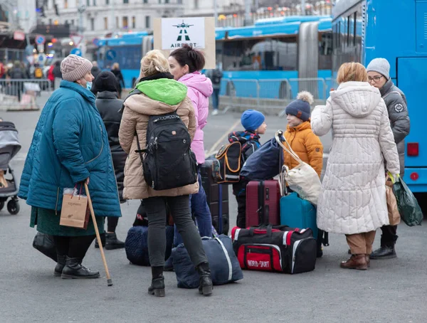 Budapest Hongarije Maart 2022 Oekraïne Oorlogsvluchtelingen Aankomen Het Station Begroet — Stockfoto