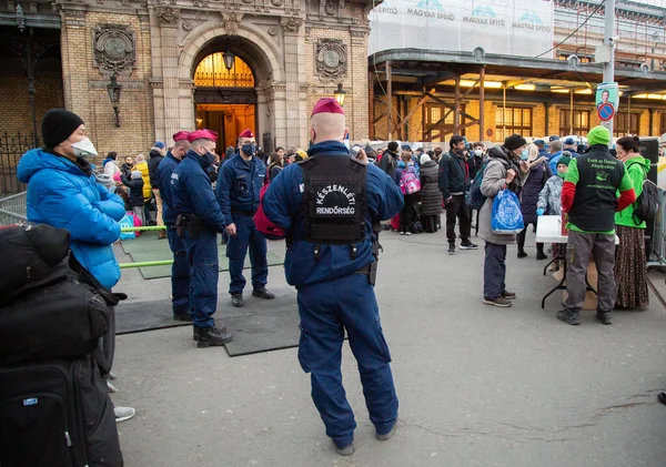Budapest Hongarije Maart 2022 Oekraïne Oorlogsvluchtelingen Aankomen Het Station Begroet — Stockfoto