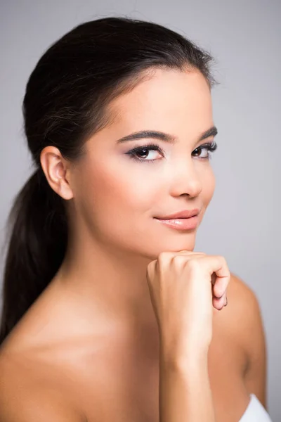Vacker Etnisk Ung Brunett Kvinna Naturlig Makeup — Stockfoto