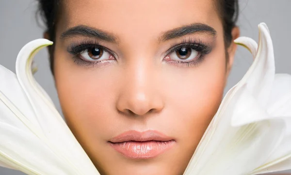 Hermosa Mujer Morena Joven Étnica Maquillaje Natural —  Fotos de Stock