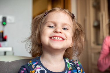 İki yaşında bir kız mutfakta kendini şımartıyor.