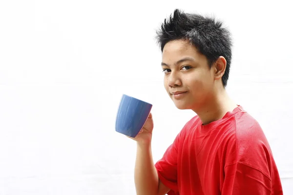 Adolescent tenant une tasse — Photo