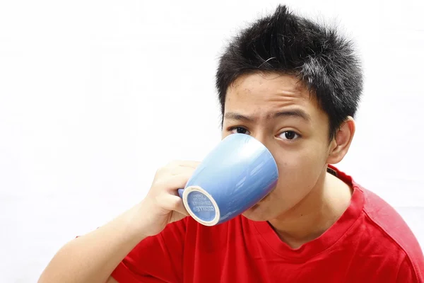 Adolescent boire à partir de tasse — Photo