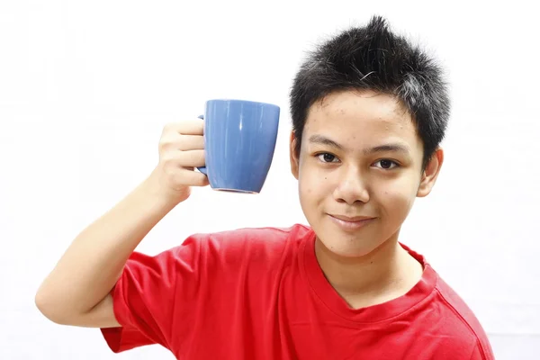 Adolescent tenant une tasse — Photo