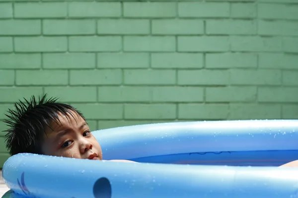 Pojke i en mini pool — Stockfoto