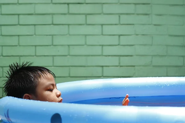 Niño en una mini piscina —  Fotos de Stock