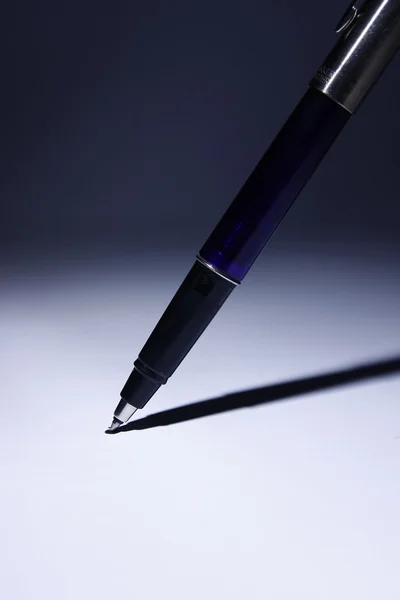 Stift auf Papier — Stockfoto