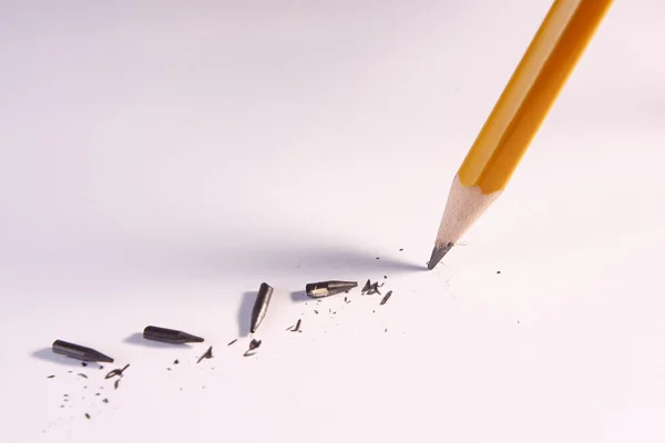 Bleistift mit gebrochenen Minen und Spänen — Stockfoto