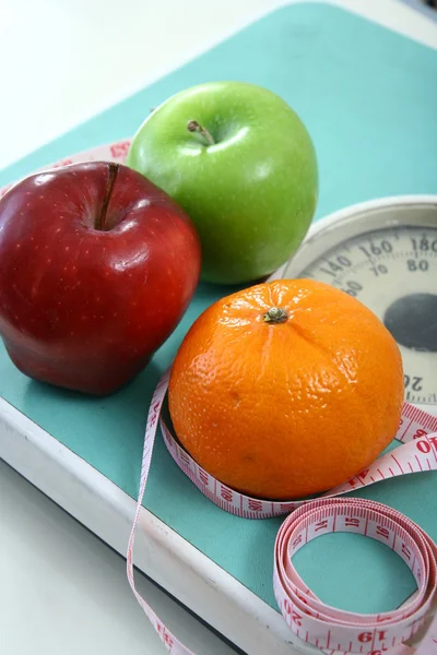 Frutas en una balanza de pesaje — Foto de Stock