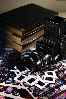 Retro orta format film kamerası ve gereçlerinin