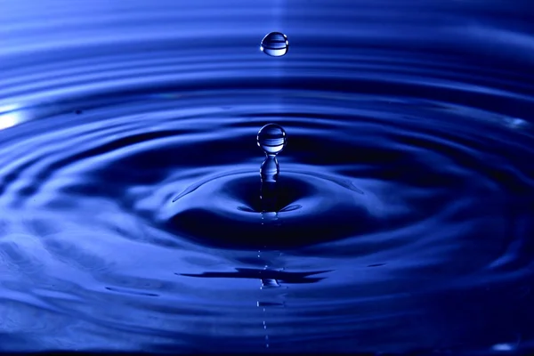 Капли воды - синий — стоковое фото