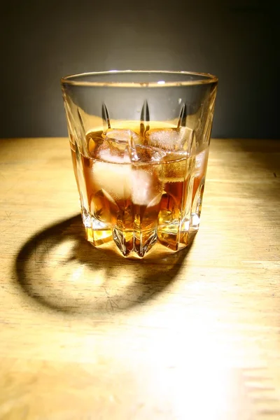 Alcoholische drank in een glas met ijs — Stockfoto