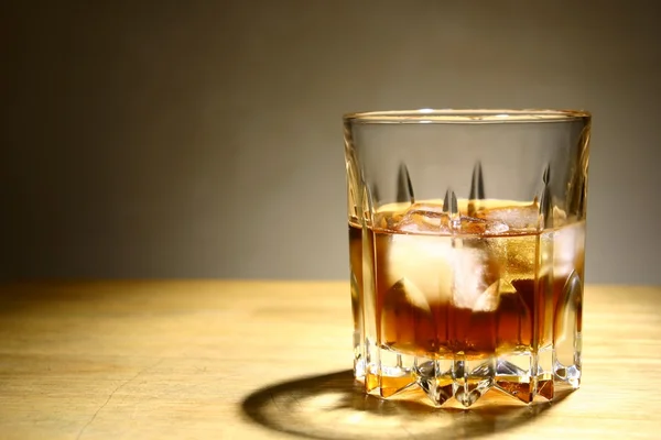 Alkoholisches Getränk im Glas mit Eis — Stockfoto
