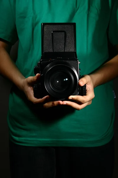 Άνθρωπος που κρατά ένα μεσαίου φορμά φιλμ φωτογραφικής μηχανής — Φωτογραφία Αρχείου