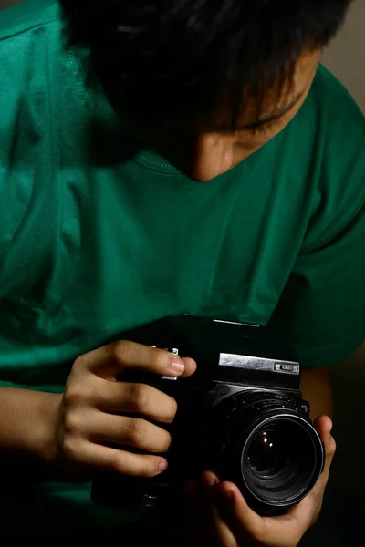 Homem segurando uma câmera de filme de médio formato — Fotografia de Stock