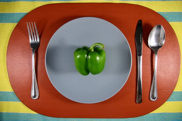 Groene paprika op een plaat — Stockfoto
