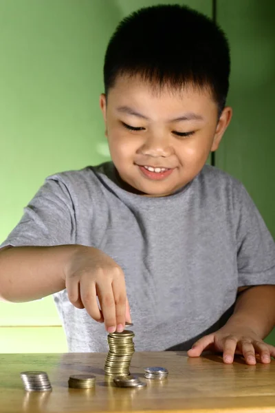 Monedas de apilamiento niño —  Fotos de Stock