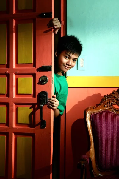 Joven asiática adolescente espiando y colándose en un salón — Foto de Stock
