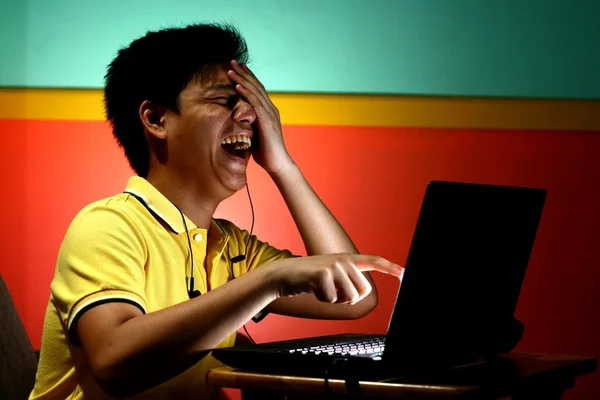 oynarken ya da bir dizüstü bilgisayar üzerinde çalışan Asya teen