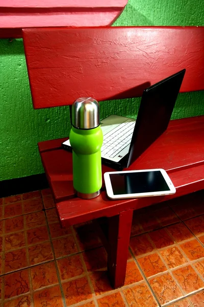Laptop, baňky a tablet na dřevěnou lavici — Stock fotografie
