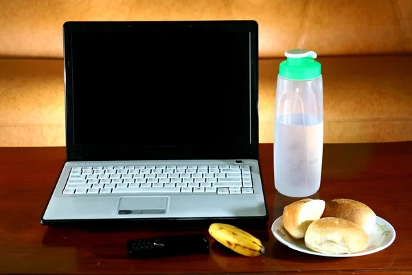 Ordenador portátil, tableta, teléfono inteligente, teléfono celular y alimentos — Foto de Stock
