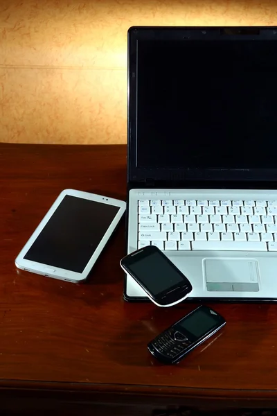 Ordenador portátil, tableta, teléfono inteligente, teléfono celular — Foto de Stock