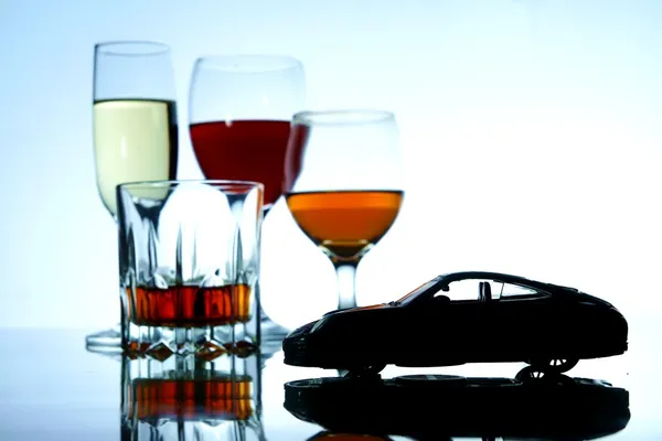 Alkoholische Getränke und ein Spielzeugauto — Stockfoto