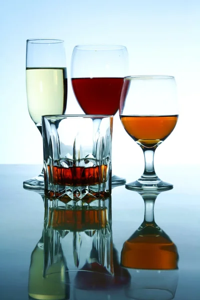 Diferite băuturi alcoolice în sticlă și pocale — Fotografie, imagine de stoc
