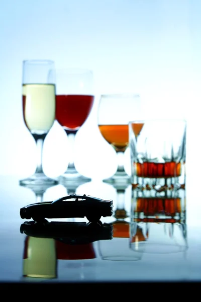 Alcoholische drank en een speelgoedauto — Stockfoto