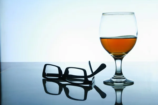 Napój alkoholowy i parę okularów — Zdjęcie stockowe