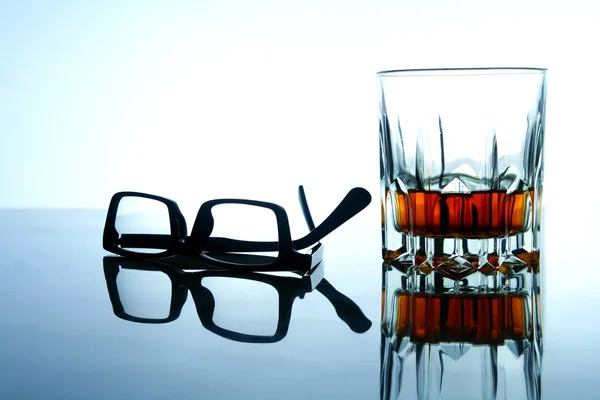 Alkoholisches Getränk und eine Brille — Stockfoto