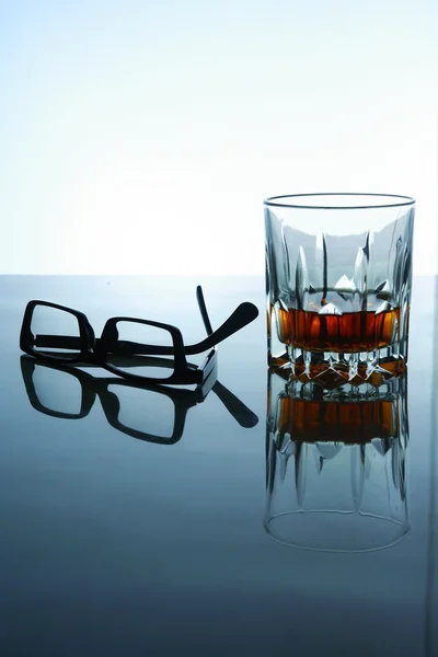 Alkoholisches Getränk und eine Brille — Stockfoto