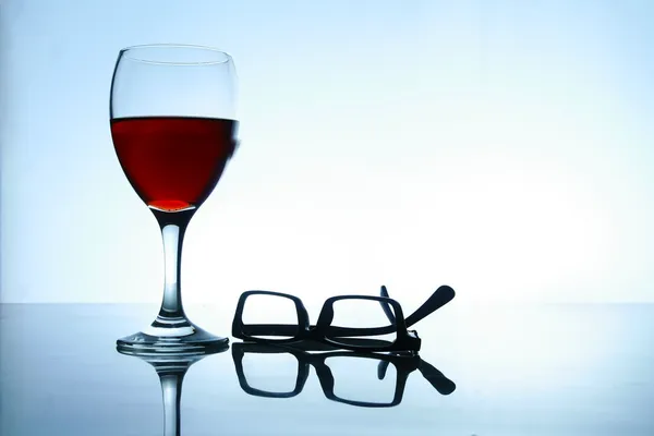 Alkoholisches Getränk und eine Brille — Stockfoto