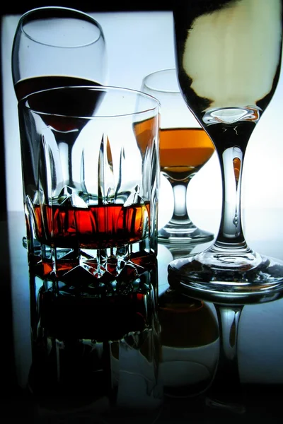 Diverse bevande alcoliche in vetro e calici — Foto Stock