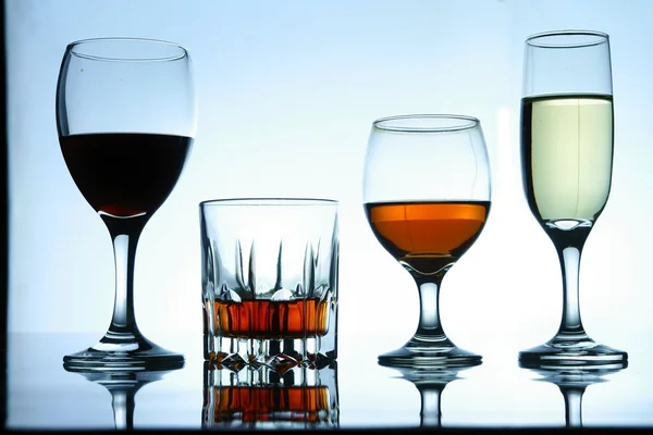 Diferentes bebidas alcohólicas en vasos y copas — Foto de Stock