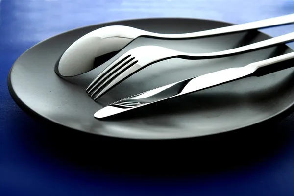 Cuillère, fourchette, couteau et assiette — Photo