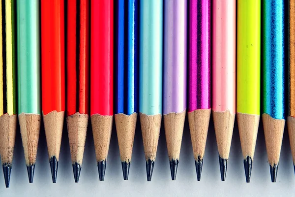 Scherp kleurrijke potloden — Stockfoto
