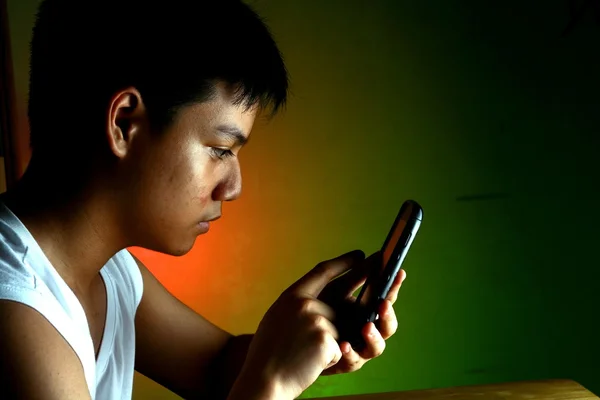 Азіатський підліток за допомогою смартфона або мобільного телефону — стокове фото