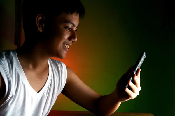 Aziatische tiener met behulp van een smartphone of mobiele telefoon — Stockfoto