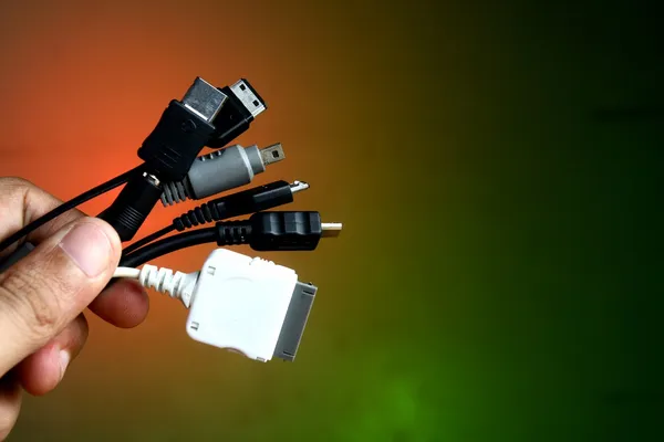 el farklı gadget şarj tutarak